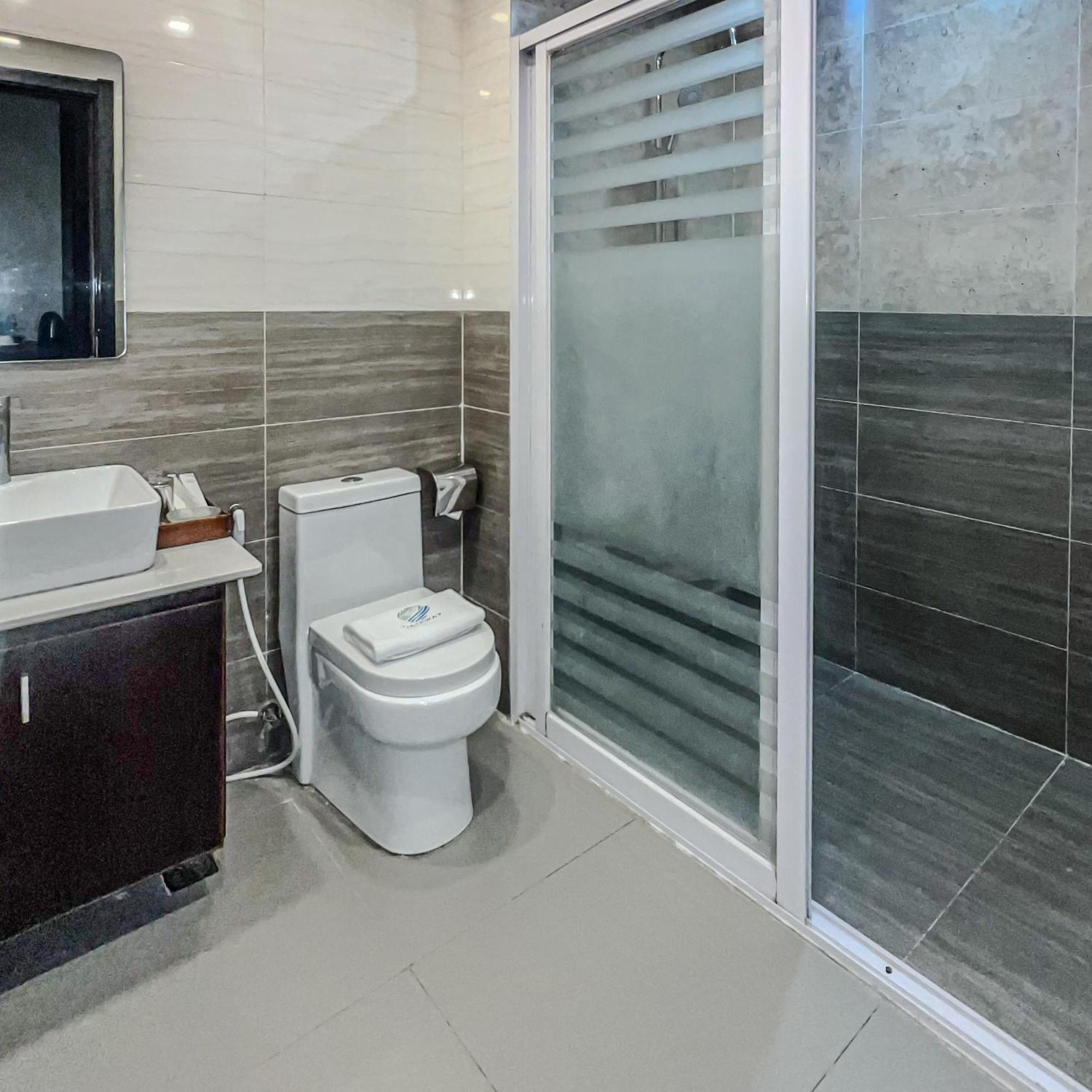 Iloilo Gateway Hotel And Suites Pavia Exterior foto